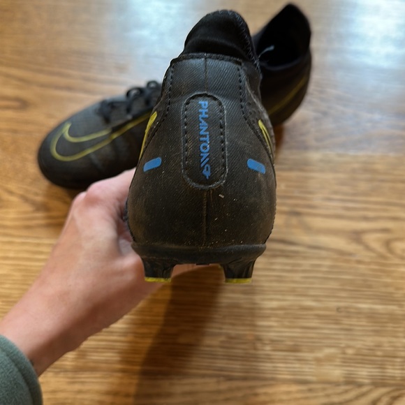 Nike Phantom Soccer Cleats - Picture 3 of 9